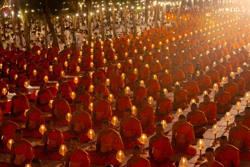 ภาพ No.290188:วันที่ 6 มกราคม พ.ศ. 2569 พิธีจุดประทีปถวายเป็นพุทธบูชา และบูชาธรรมมหาปูชนียาจารย์ (ภาพชุดที่ 2) ณ อนุสรณ์สถานมหาวิหารพระมงคลเทพมุนี (โลตัสแลนด์) อ.สองพี่น้อง จ.สุพรรณบุรี ในโครงการธรรมยาตรา กตัญญูบูชา มหาปูชนียาจารย์ พระมงคลเทพมุนี(สด จนฺทสโร) พระผู้ปรา