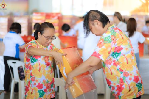 ภาพ No.322005:วันที่ 12 -13 เมษายน พ.ศ.2569 การเตรียมกล่องไทยธรรม + การขนย้ายเก้าอี้ เพื่องานถวายมหาสังฆทาน 40,000 กว่าวัดทั่วประเทศ วันคุ้มครองโลก 22 เมษายน พ.ศ.2569 วัดพระธรรมกาย