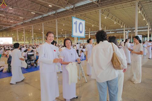 ภาพ No.311278:วันอาทิตย์ต้นเดือนที่ 1 มีนาคม พ.ศ.2569 พิธีตักบาตร และ พิธีบูชาข้าวพระ ณ สภาธรรมกายสากล วัดพระธรรมกาย