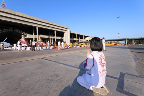 ภาพ No.295998:ภาพเบื้องหลังอาสาสมัครรวมใจ ชุดที่ 1 ในโครงการธรรมยาตรา กตัญญูบูชา มหาปูชนียาจารย์ พระมงคลเทพมุนี(สด จนฺทสโร) พระผู้ปราบมาร อนุสรณ์สถาน 7 แห่ง ปีที่ 14