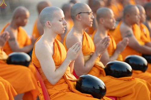 ภาพ No.279751:วันที่ 1 มกราคม พ.ศ.2569 พิธีตักบาตรในวันขึ้นปีใหม่ ณ ลานธรรม วัดพระธรรมกาย