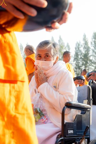 ภาพ No.292438:วันที่ 11 มกราคม พ.ศ. 2569 พิธีตักบาตรพระธรรมยาตรา ณ อนุสรณ์สถานคลองบางนางแท่น อ.สามพราน จ.นครปฐม ในโครงการธรรมยาตรา กตัญญูบูชา มหาปูชนียาจารย์ พระมงคลเทพมุนี(สด จนฺทสโร) พระผู้ปราบมาร อนุสรณ์สถาน 7 แห่ง ปีที่ 14