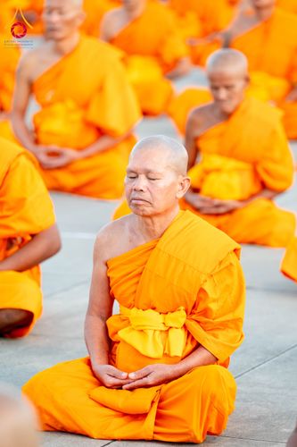 ภาพ No.285197:วันจันทร์ที่ 15 ธันวาคม พ.ศ.2568  บันทึกภาพหมู่ประวัติศาสตร์ โครงการบรรพชาอุปสมบทหมู่  รุ่นบูชาธรรมมหาปูชนียาจารย์ ประจำปี 2568 ณ ลานธรรมมหาธรรมกายเจดีย์ วัดพระธรรมกาย