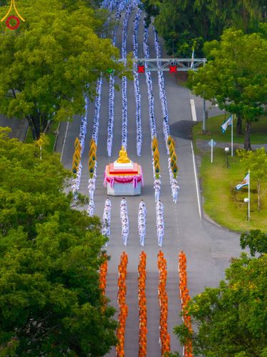 ภาพ No.89087:พิธีอัญเชิญรูปหล่อทองคำ  คุณยายอาจารย์มหารัตนอุบาสิกาจันทร์ ขนนกยูง เพื่อประดิษฐาน ณ มหาวิหารคุณยายอาจารย์ฯ เนื่องในวันครูผู้ค้นพบวิชชาธรรมกาย วันศุกร์ที่ 29 กันยายน พ.ศ. 2566