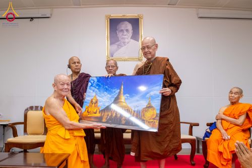 ภาพ No.324854:วันพฤหัสบดีที่ 23 เมษายน พ.ศ.2569  หลวงพ่อทัตตชีโว รองเจ้าอาวาสวัดพระธรรมกาย ถวายการต้อนรับและปฏิสันถารคณะชาวเมียนมาและคณะไทยใหญ่