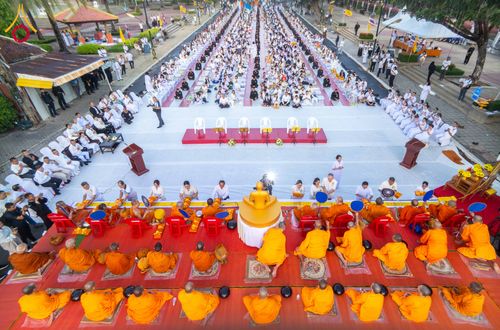 ภาพ No.329483:วันอาทิตย์ที่ 24 พฤษภาคม พ.ศ. 2569 พิธีตักบาตรพระ 1,000 รูป เพื่อถวายเป็นพุทธบูชาในเทศกาลวิสาขบูชาโลก และ ถวายเป็นพระราชกุศล  ณ ลานศิลปวัฒนธรรม เมืองปัตตานี จ.ปัตตานี