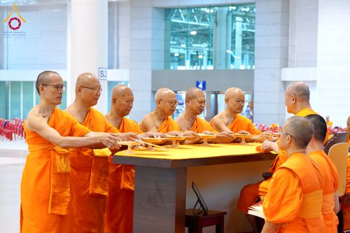 ภาพ No.284812:วันอาทิตย์ที่ 14 ธันวาคม พ.ศ.2568  พิธีปฏิบัติธรรม พิธีถวายภัตตาหารเป็นสังฆทาน พิธีมอบต้นสมบัติจักรพรรดิ ถวายแด่เจ้าอาวาสและประธานสงฆ์ 236 ศูนย์ส่งเสริมศีลธรรมทั่วโลก ณ สภาธรรมกายสากล วัดพระธรรมกาย