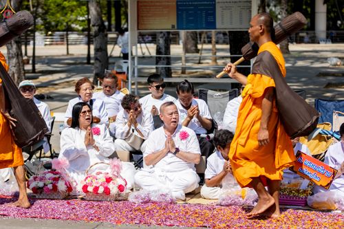 ภาพ No.304590:วันที่ 25 มกราคม พ.ศ. 2569 พิธีต้อนรับพระธรรมยาตรา (ภาพชุดที่ 2) รร.สามัคคีราษฏร์บำรุง-วัดพระธรรมกาย ในโครงการธรรมยาตรา กตัญญูบูชา มหาปูชนียาจารย์ พระมงคลเทพมุนี(สด จนฺทสโร) พระผู้ปราบมาร อนุสรณ์สถาน 7 แห่ง ปีที่ 14