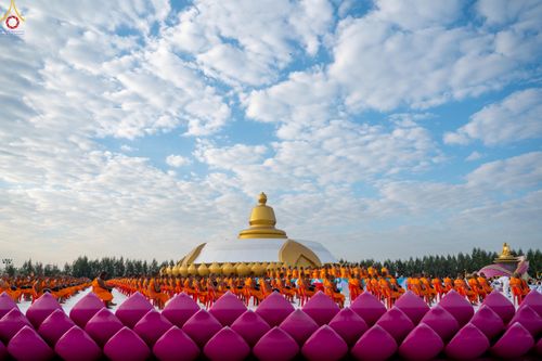 ภาพ No.302608:วันที่ 24 มกราคม พ.ศ. 2569 พิธีตักบาตรพระธรรมยาตรา(ภาพชุดที่ 2) ณ อนุสรณ์สถานลำดับที่ 5 สถานที่เผยแผ่วิชชาธรรมกายครั้งแรก อนุสรณ์สถานบางปลา วัดบางปลา อำเภอบางเลน จังหวัดนครปฐม ในโครงการธรรมยาตรา กตัญญูบูชา มหาปูชนียาจารย์ พระมงคลเทพมุนี(สด จนฺทสโร) พระผู