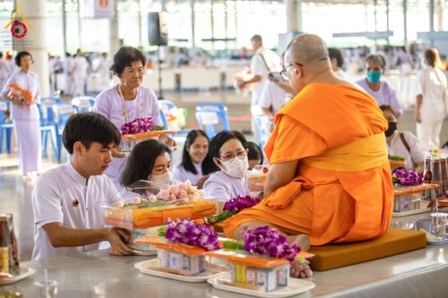 ภาพ No.133852:พิธีตักบาตร ข้าวสารอาหารแห้ง ณ บ้านแก้วเรือนทองคุณยายฯ สภาธรรมกายสากล วัดพระธรรมกาย วันอาทิตย์ต้นเดือนที่ 7 เมษายน พ.ศ. 2567