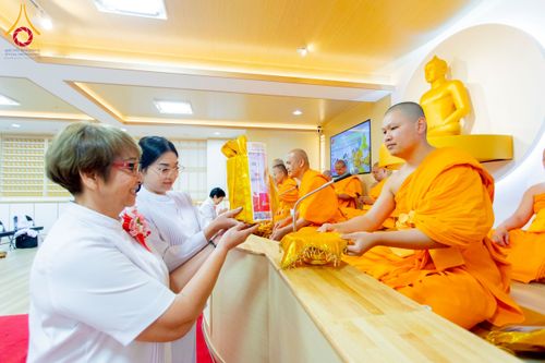 ภาพ No.221319:วันศุกร์ที่ 25 เมษายน พ.ศ. 2568 พิธีอัญเชิญรูปเหมือนพระมงคลเทพมุนี (สด จนฺทสโร) พระผู้ปราบมาร พิธีทอดผ้าป่าสามัคคี 25 ปี พิธีถวายสังฆทาน 15 วัด แด่เจ้าอาวาสภาคพื้นเอเชีย และแอฟริกา ในวาระครบ 25 ปี วัดพระธรรมกายโอซาก้า ประเทศญี่ปุ่น