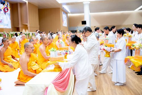 ภาพ No.239598:วันอาทิตย์ที่ 17 สิงหาคม พ.ศ. 2568 พิธีถวายคิลานเภสัช และอุปกรณ์ทางการแพทย์ แด่คณะสงฆ์ เนื่องในวันธรรมชัย ณ ห้องแก้วสารพัดนึก 2 สภาธรรมกายสากล วัดพระธรรมกาย