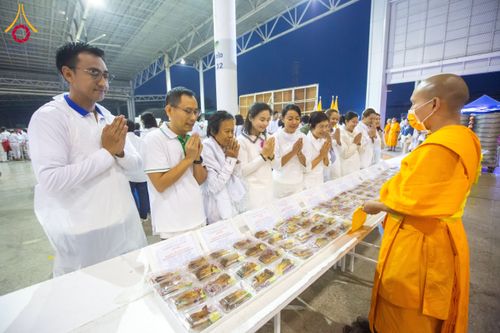 ภาพ No.203703:พิธีถวายภัตตาหารเป็นสังฆทาน แด่พระธรรมยาตรา ณ วัดพระธรรมกาย ตำบลคลองสาม อำเภอคลองหลวง จังหวัดปทุมธานี ในโครงการธรรมยาตรา กตัญญูบูชา มหาปูชนียาจารย์ พระมงคลเทพมุนี(สด จนฺทสโร) พระผู้ปราบมาร อนุสรณ์สถาน 7 แห่ง ปีที่ 13 วันที่ 30 มกราคม พ.ศ. 2568