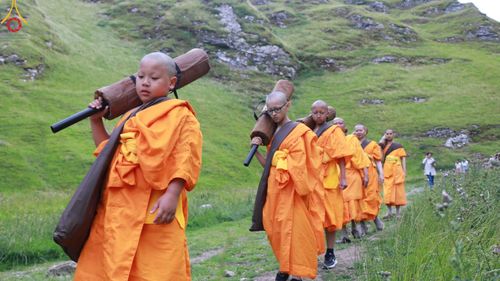 ภาพ No.148827:คณะสงฆ์และสามเณร วัดพระธรรมกายแมนเชสเตอร์  สหราชอาณาจักร จัดเดินธรรมยาตราที่ Peak District National Park , New Mills central , Upper Derwent Visitor Centre, Hope Valley วันอังคารที่ 6 สิงหาคม พ.ศ. 2567