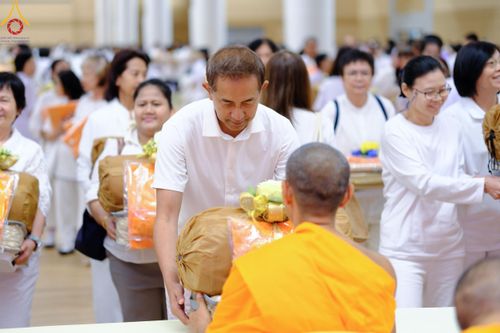 ภาพ No.180843:พิธีถวายภัตตาหารเมนูสวรรค์ และพิธีถวายอุปกรณ์กันหนาว แด่คณะพระภิกษุสามเณรวัดพระธรรมกาย วันอาทิตย์ที่ 8 ธันวาคม พ.ศ.2567 ณ สภาธรรมกายสากล วัดพระธรรมกาย