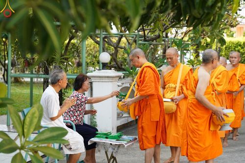 ภาพ No.136075:พระธรรมทายาท โครงการบวชพระนานาชาติ AEC & WAB ผู้บริหารรุ่นที่ 2 บิณฑบาต ณ หอฉันคุณยายอาจารย์ฯ เมืองแก้วมณี หมู่บ้านแก้วพุทธรักษา วันที่ 28 เมษายน พ.ศ. 2567