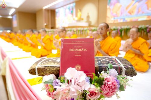 ภาพ No.228350:วันอาทิตย์ที่ 8 มิถุนายน พ.ศ. 2568 พิธีถวายทุนสนับสนุนพระไตรปิฎกฉบับธรรมชัย และอนุรักษ์คัมภีร์โบราณ ณ ห้องแก้วสารพัดนึก 2 วัดพระธรรมกาย