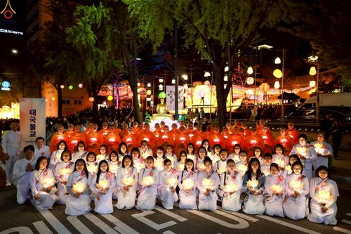 ภาพ No.229588:วันเสาร์ที่ 26 เมษายน พ.ศ. 2568 คณะพระภิกษุสามเณรในโครงการบรรพชาหมู่ 81 รูป  วัดภาวนาโซล ประเทศเกาหลีใต้ ได้ร่วมกับคณะสาธุชนคนไทยในเกาหลีใต้  ร่วมกันเดินขบวนอัญเชิญโคมดอกบัว  เพื่อบูชาแด่องค์สมเด็จพระสัมมาสัมพุทธเจ้า  ในงานเทศกาลวิสาขบูชานานาชาติ ประจำปี