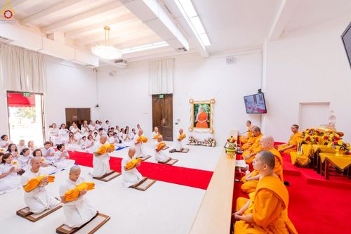 ภาพ No.252267:วันที่ 4-5 ตุลาคม พ.ศ. 2568  วัดพระธรรมกายแคลิฟอร์เนีย ประเทศสหรัฐอเมริกา ได้จัดพิธีตัดปอยผม โดยคณะสงฆ์ ญาติ ๆ และสาธุชน ให้กับนาคธรรมทายาท 8 ท่าน และได้จัดพิธีบรรพชา-อุปสมบท ฉลองพิธีทอดกฐินบรมจักรพรรดิ สร้างอุโบสถ 82 ปี บูชาธรรมหลวงพ่อธัมมชโย