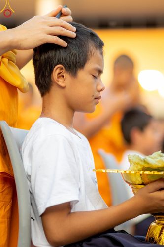 ภาพ No.132930:พิธีตัดปอยผม โครงการหน่อแก้วเปรียญธรรม รุ่นที่ 12 ณ ค่ายจองแชมป์ หมู่กฏิสามเณรเปรียญธรรม วัดพระธรรมกาย วันอาทิตย์ที่ 31 มีนาคม พ.ศ. 2567