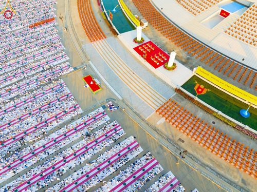 ภาพ No.105275:พิธีตักบาตรฉลองพระบวชใหม่ รุ่นบูชาธรรมมหาปูชนียาจารย์ และต้อนรับศักราชใหม่ วันจันทร์ที่ 1 มกราคม พ.ศ. 2567 ณ ลานธรรมพระมหาธรรมกายเจดีย์ วัดพระธรรมกาย