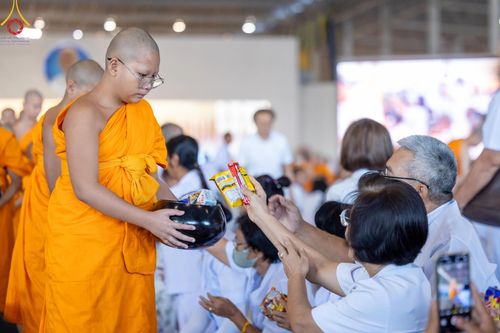 ภาพ No.177606:พิธีตักบาตรและพิธีบูชาข้าวพระ ในวันอาทิตย์ต้นเดือนที่ 1 ธันวาคม พ.ศ. 2567 ณ สภาธรรมกายสากล วัดพระธรรมกาย