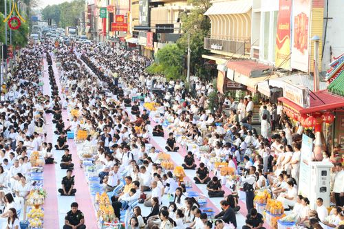 ภาพ No.312583:วันอาทิตย์ที่ 8 มีนาคม พ.ศ.2569 ทำบุญเมืองนครราชสีมา 558 ปี ตักบาตรพระ 10,000 รูป