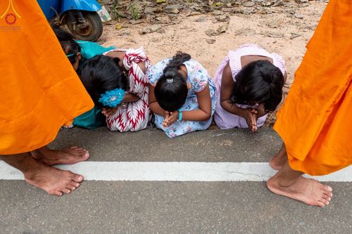 ภาพ No.139444:พิธีตักบาตรรอบเมืองดัมบุลล่า เทศกาลวิสาขบูชาแห่งชาติ ศรีลังกา เมื่อวันที่ 16 พฤษภาคมที่ผ่านมา คณะสงฆ์จากวัดพระธรรมกาย และคณะพระภิกษุสามเณรศรีลังกา ในโครงการสยาม-ลังกา ธรรมยาตรา ฉลองเทศกาลวิสาขบูชาแห่งชาติ ศรีลังกา บูชาธรรม 80 ปีหลวงพ่อธัมมชโย