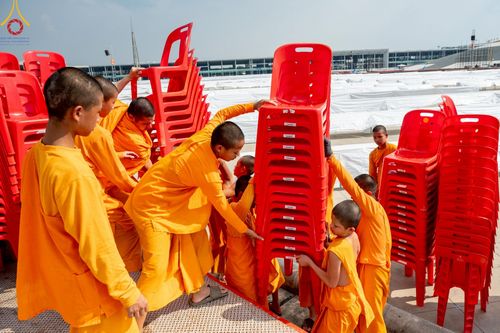 ภาพ No.220805:วันที่ 24-25 เมษายน พ.ศ. 2568 การเก็บงาน ผ้ารับประเคน ผ้าระบาย โต๊ะ เก้าอี้  ภายหลังงานวันคุ้มครองโลก ณ วัดพระธรรมกาย