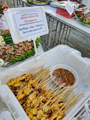 ภาพ No.195634:สาธุชนถวายภัตตาหารเป็นสังฆทาน แด่พระธรรมยาตรา ณ วัดสองพี่น้อง ต.ต้นตาล อ.สองพี่น้อง จ.สุพรรณบุรี ในโครงการธรรมยาตรา กตัญญูบูชา มหาปูชนียาจารย์ พระมงคลเทพมุนี(สด จนฺทสโร) พระผู้ปราบมาร อนุสรณ์สถาน 7 แห่ง ปีที่ 13 วันที่ 15 มกราคม พ.ศ. 2568