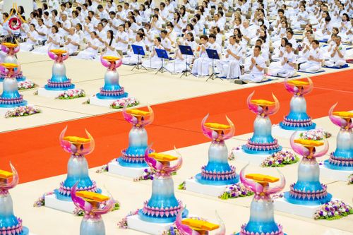 ภาพ No.215331:วันอาทิตย์ต้นเดือนที่ 6 เมษายน พ.ศ. 2568 พิธีบูชาข้าวพระ สภาธรรมกายสากล วัดพระธรรมกาย