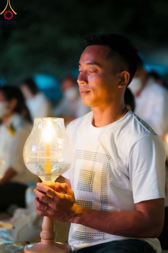 ภาพ No.112201:พิธีจุดประทีปถวายเป็นพุทธบูชา และบูชาธรรมมหาปูชนียาจารย์ พระมงคลเทพมุนี(สด จนฺทสโร) ในโครงการธรรมยาตรา กตัญญูบูชา มหาปูชนียาจารย์ พระมงคลเทพมุนี(สด จนฺทสโร) พระผู้ปราบมาร อนุสรณ์สถาน 7 แห่ง ปีที่ 12 วันที่ 14 มกราคม พ.ศ. 2567 ณ วัดสองพี่น้อง อ.สองพี่น้อง