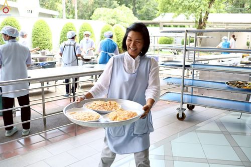 ภาพ No.231929:วันที่ 5 กรกฎาคม พ.ศ. 2568 พิธีถวายภัตตาหารเมนูสวรรค์ เพื่อการบรรลุธรรม ณ หอฉันคุณยายอาจารย์ฯ วัดพระธรรมกาย