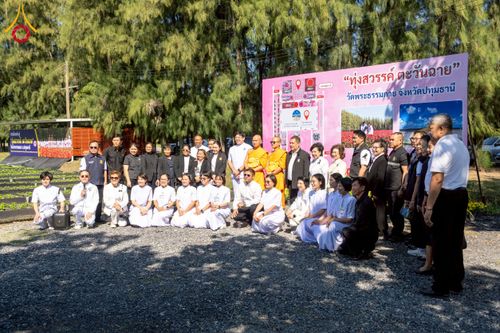 ภาพ No.271951:วันที่ 22 พฤศจิกายน พ.ศ. 2568 ผู้ว่าฯ ปทุมธานี ลงพื้นที่เยี่ยม “อำเภอคลองหลวง” พร้อมชมการเตรียมความพร้อมเทศกาลสวนดอกไม้ปทุมธานี “ทุ่งสวรรค์ ตะวันฉาย” ณ วัดพระธรรมกาย