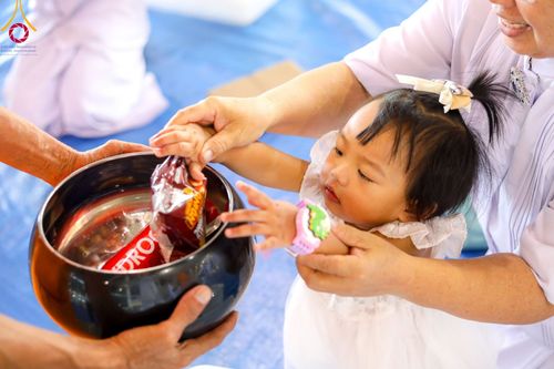 ภาพ No.92142:พิธีตักบาตร ในวันทอดกฐินสามัคคี ประจำปีพุทธศักราช 2566 วันอาทิตย์ต้นเดือนที่ 5 พฤศจิกายน พ.ศ. 2566 ณ สภาธรรมกายสากล วัดพระธรรมกาย จ.ปทุมธานี