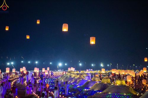 ภาพ No.138670:Photo Story  มหัศจรรย์วัดดงดินแดง Episode 6 พระภิกษุ-สามเณร ในโครงการบรรพชาอุปสมบทหมู่  กว่า 500 รูป และศีลจาริณีกว่า 300 คน ร่วมกันก่อพระเจดีย์ทราย 20,000 องค์ และจุดประทีป  บูชาธรรม 80 ปี หลวงพ่อธมฺมชโย กลางลำน้ำแม่ตื่น