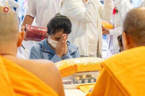 ภาพ No.193748:สาธุชนถวายภัตตาหารเป็นสังฆทาน แด่พระธรรมยาตรา ณ อนุสรณ์สถานมหาวิหารพระมงคลเทพมุนี (โลตัสแลนด์) อ.สองพี่น้อง จ.สุพรรณบุรี ในโครงการธรรมยาตรา กตัญญูบูชา มหาปูชนียาจารย์ พระมงคลเทพมุนี(สด จนฺทสโร) พระผู้ปราบมาร ปีที่ 13 วันที่ 12 มกราคม พ.ศ.2568