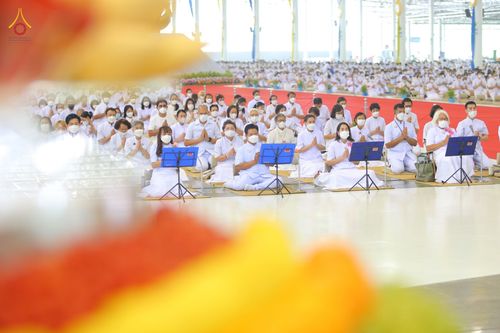 ภาพ No.80855:พิธีตักบาตร , พิธีบูชาข้าวพระในวันอาทิตย์ต้นเดือน วันที่ 7 พฤษภาคม พ.ศ. 2566 ณ วัดพระธรรมกาย