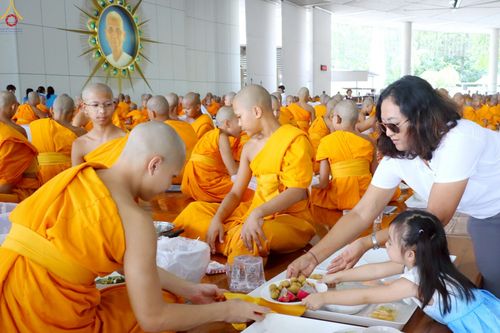 ภาพ No.240107:วันเสาร์ที่ 23 สิงหาคม พ.ศ. 2568 (วันพระ แรม 14 ค่ำ เดือน 9) พิธีบุพเปตพลี ครั้งที่ 169 ร่วมอุทิศบุญแด่หมู่ญาติที่ล่วงลับไปแล้ว และสืบทอดอายุพระพุทธศาสนา ณ หอฉันคุณยายอาจารย์ฯ วัดพระธรรมกาย