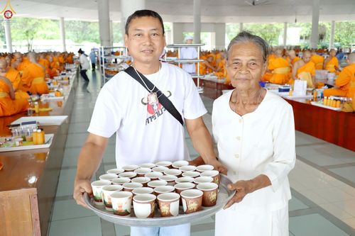 ภาพ No.230451:วันที่ 28 มิถุนายน พ.ศ. 2568 พิธีถวายภัตตาหารเมนูสวรรค์ เพื่อการบรรลุธรรม ณ หอฉันคุณยายอาจารย์ฯ วัดพระธรรมกาย