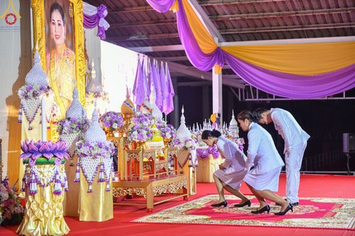 ภาพ No.138992:กิจกรรมเฉลิมพระเกียรติ สมเด็จพระนางเจ้าฯ พระบรมราชินี เนื่องในโอกาสวันเฉลิมพระชนมพรรษา พิธีเจริญพระพุทธมนต์ , ทำบุญตักบาตรพระสงฆ์ ถวายพระราชกุศล , พิธีถวายเครื่องราชสักการะ , และพิธีจุดเทียนถวายพระพรชัยมงคล วันที่ 3 มิถุนายน พ.ศ. 2567 ณ อาคารโถงช้าง วัดพ