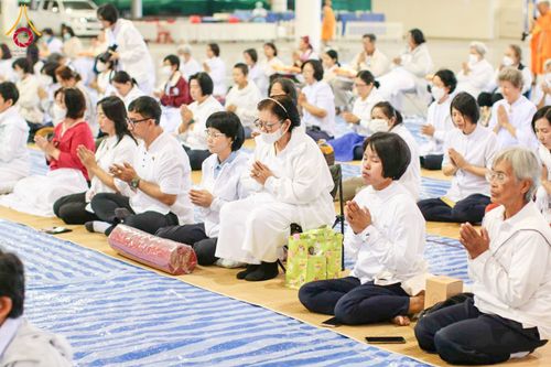 ภาพ No.203226:พิธีถวายภัตตาหารเป็นสังฆทาน แด่พระธรรมยาตรา ณ วัดพระธรรมกาย ตำบลคลองสาม อำเภอคลองหลวง จังหวัดปทุมธานี ในโครงการธรรมยาตรา กตัญญูบูชา มหาปูชนียาจารย์ พระมงคลเทพมุนี(สด จนฺทสโร) พระผู้ปราบมาร อนุสรณ์สถาน 7 แห่ง ปีที่ 13 วันที่ 29 มกราคม พ.ศ. 2568