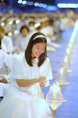 ภาพ No.223992:วันวิสาขบูชา วันอาทิตย์ที่ 11 พฤษภาคม พ.ศ. 2568 พิธีจุดวิสาขประทีป ,  พิธีเวียนประทักษิณรอบพระมหาธรรมกายเจดีย์ , พิธีฉลองชัยสวดมนต์บทธัมมจักกัปปวัตตนสูตร ครบ 7,357,000,000 จบ ณ มหารัตนวิหารคด วัดพระธรรมกาย