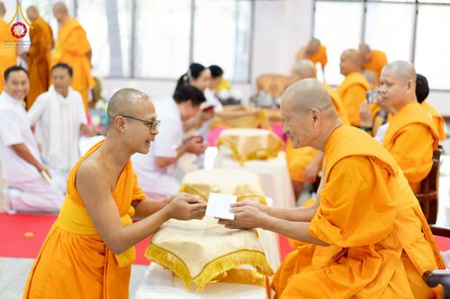 ภาพ No.276718:วันเสาร์ที่ 6 ธันวาคม พ.ศ. 2568 พิธีมุทิตาสักการะ เนื่องในโอกาสที่พระเดชพระคุณพระพรหมดิลก เจ้าอาวาสวัดสามพระยา วรวิหาร เมตตาเป็นประธานในพิธีตั้งฐานานุกรมใน พระราชวิเทศวชิรเวที (บัณฑิต วรปญฺโญ) ผู้ช่วยเจ้าอาวาสวัดพระธรรมกาย (ไวโรจน์ วิโรจโน) ผู้ช่วยเจ้าอา