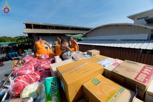 ภาพ No.273706:วันที่ 27 พฤศจิกายน พ.ศ. 2568 คณะศิษยานุศิษย์วัดพระธรรมกาย มูลนิธิธรรมกาย มอบอาหารและสิ่งของความช่วยเหลือให้พี่น้องชาวใต้ ผู้ประสบอุทกภัยน้ำท่วม