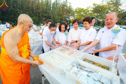 ภาพ No.110720:พิธีถวายภัตตาหารเป็นสังฆทาน แด่คณะพระธรรมยาตราฯ ในโครงการธรรมยาตรากตัญญูบูชา มหาปูชนียาจารย์ พระมงคลเทพมุนี(สด จนฺทสโร) พระผู้ปราบมาร อนุสรณ์สถาน 7 แห่ง ปีที่ 12 วันที่ 12 มกราคม พ.ศ. 2567 ณ อนุสรณ์สถานมหาวิหารพระมงคลเทพมุนี(โลตัสแลนด์) อ.สองพี่น้อง จ.สุ