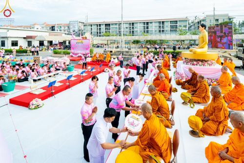 ภาพ No.150831:พิธีเจริญพระพุทธมนต์ และทำบุญตักบาตรแด่คณะสงฆ์ จำนวน 121 รูป เนื่องในโอกาสฉลองครบรอบ 120 ปี อำเภอคลองหลวง จังหวัดปทุมธานี เพื่อถวายเป็นพุทธบูชา ช่วยเหลือผู้ประสบความเดือดร้อนจากอุทกภัย และคณะสงฆ์ 323 วัด 4 จังหวัดชายแดนภาคใต้ วันเสาร์ที่ 31 สิงหาคม พ.ศ. 