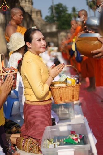 ภาพ No.58722:พิธีตักบาตรพระ ๑,๐๐๐ รูป สมโภชครบรอบ ๘๐๐ ปี พระบรมธาตุเมืองเชลียง ณ วัดพระศรีรัตนมหาธาตุ ราชวรวิหาร  (วัดพระปรางค์) ต.ศรีสัชนาลัย  อ.ศรีสัชนาลัย จ.สุโขทัย วันพฤหัสบดีที่ ๒๕ เมษายน พ.ศ. ๒๕๖๗