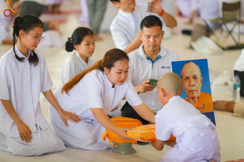 ภาพ No.133937:พิธีขอขมามอบผ้าไตร โครงการบรรพชาสามเณร ศูนย์อบรมวัดพระธรรมกาย ณ วัดพระธรรมกาย วันเสาร์ที่ 6 เมษายน พ.ศ. 2567