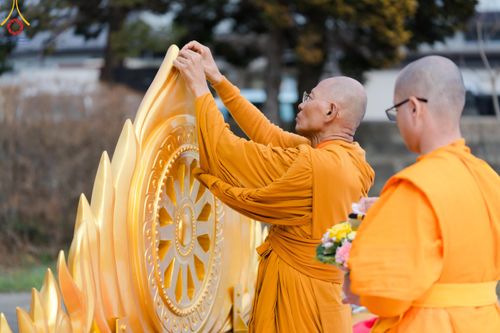 ภาพ No.132206:พิธีประดิษฐานยอดอุโบสถ บูชาธรรม 80 ปี หลวงพ่อธัมมชโย ณ วัดพระธรรมกายโทชิหงิ ประเทศญี่ปุ่น วันอาทิตย์ที่ 24 มีนาคม พ.ศ. 2567